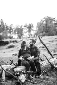 Belly shooting im Wald mit schwangeren Paar.