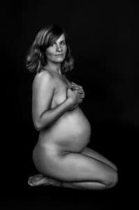 Babybauchfotos in schwarz weiß im Fotostudio in Mannheim.