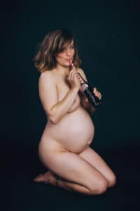 Verdeckter Akt für Babybauchfotos mit cola im Fotostudio Thomas.