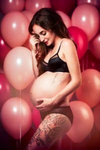Babybauchfotos in Mannheim mit vielen Luftballons.