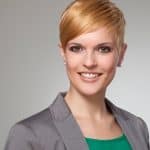 Bewerbungsfoto von Frau mit kurzen Haaren.