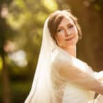 Wunderschöne Braut in weißem Hochzeitskleid in der Natur.