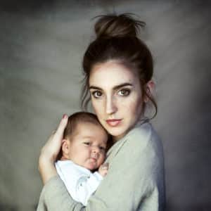Familienfoto von Mutter und Tochter zu Hause.