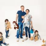 Familienfotos aus dem chaotischen Leben mit zwei Kindern im Fotostudio in Mannheim.