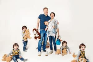 Familienfotos aus dem chaotischen Leben mit zwei Kindern im Fotostudio in Mannheim.