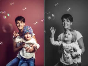 Familienfotos von Mutter und Tochter vor pinken Hintergrund mit Seifenblasen.