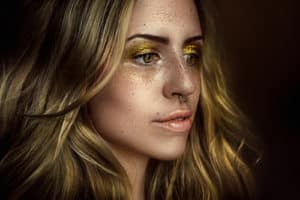 hairDIVINE Friseurmeisterin Anna, mit Ihren Beauty- Portraits und viel Glitzer um die Augen.