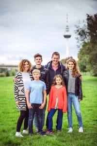 Familienfoto von Dr Loersch mit seiner Familie, fotografiert von Fotostudio Thomas in Mannheim.