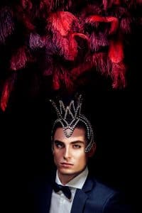 Kunstportrait mit Haarschmuck un Federn, gemacht im Fotostudio in Mannheim.