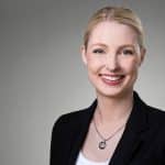 Frau im Blazer für eine Bewerbung. Fotografiert im Fotostudio in Mannheim.