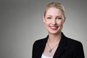 Frau im Blazer für eine Bewerbung. Fotografiert im Fotostudio in Mannheim.