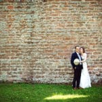 Verliebtes Hochzeitspaar auf großer Wiese.