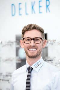 MitarbeiterPortrait für den Optiker delker aus Mannheim. netter Mann mit Brille.