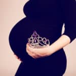 Babybauchfoto für kleines Mädchen mit Krone.