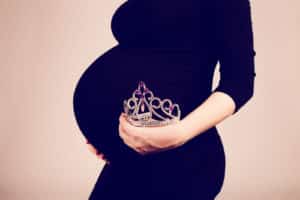 Babybauchfoto für kleines Mädchen mit Krone.