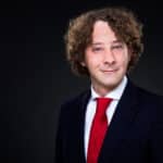 Schwarzer Hintergrund für seriöse Studio - Berwerbungsfotos.