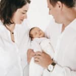 Familienfotos und Newbornshooting. Alle einheitlich in weiß gekleidet.