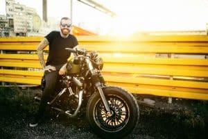 Lachender Mann auf seinem Motorrad, Clemens Hahn.