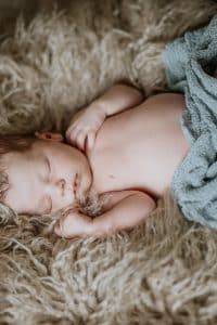 Newborn Fotoshooting mit einem Baby Auf einem Fell
